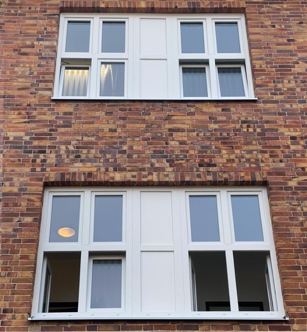 Hausfassade mit neuen Fenstern