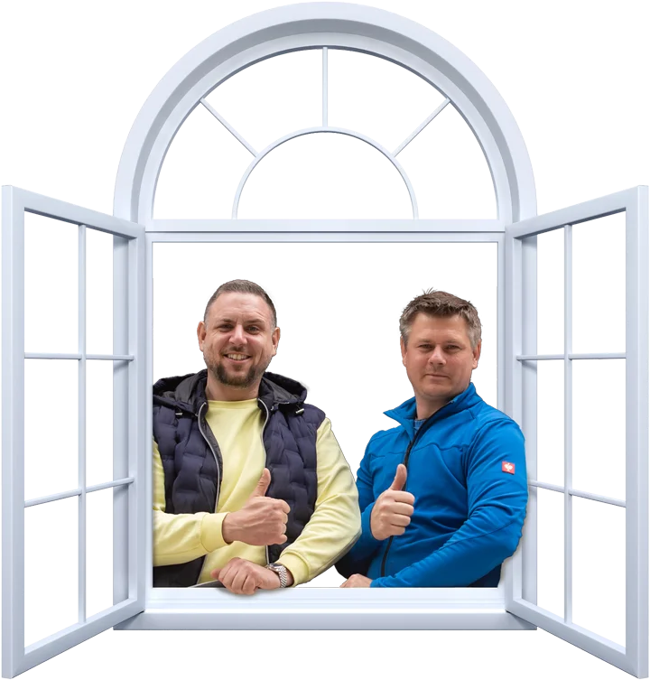 Manuel Kosanke und Mario Paschke kucken aus einem Fenster freigestellt